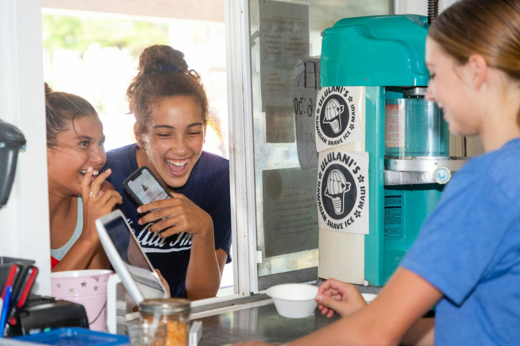 Happy customers at ‘Ululani's in Kīhei 